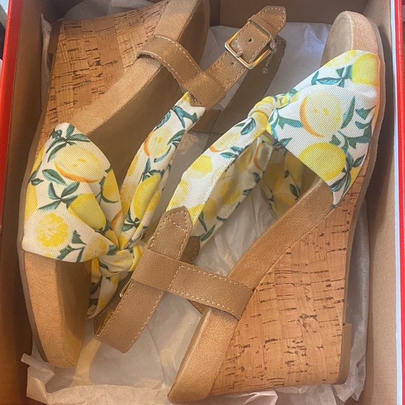 AEROSOLES Lemon Pattern Wedge Sandals- Size 10M - Picture 1 of 3